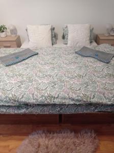 Liptovský Svätý PeterApartmán Eva的床上配有被子和枕头