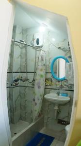 瓦拉斯Huascarán wasi, cómodo, con wifi y ducha caliente的带淋浴和盥洗盆的小浴室