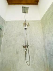 米瑞莎Hari Villa Mirissa的淋浴位于客房的角落