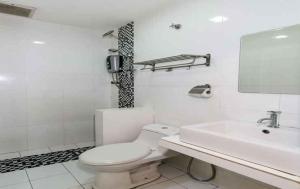 莎阿南Smile Hotel Shah Alam ICity的白色的浴室设有卫生间和水槽。