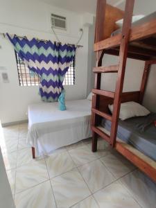 马拉帕斯加Mandurah's Inn, Malapascua的带双层床和梯子的客房