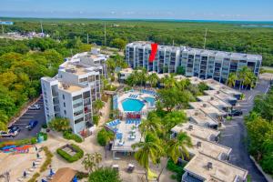 基拉戈2BR in Key largo w pool and sunset views的享有酒店和度假村的空中景致