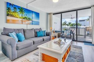 基拉戈2BR in Key largo w pool and sunset views的客厅配有沙发和桌子