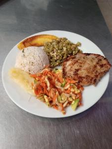 阿瓜奇卡Hotel Bethesda的饭,肉和蔬菜的盘子
