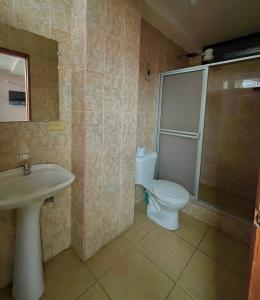 特纳Hotel Río Tena的浴室配有卫生间、盥洗盆和淋浴。
