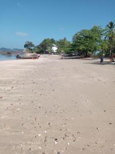 甲米镇Bangkaew Camping place bangalow的沙滩,沙滩上有足迹
