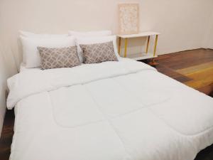Ban Khlong Toei (1)Gamin house hatyai city的一张带白色床单和枕头的床