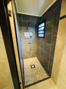 圣贝努瓦STUDIO Le vent qui chuchote的带淋浴的浴室,铺有瓷砖地板。