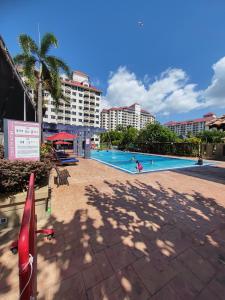 波德申Port Dickson Teluk Kemang Pantai Tanjung Gemok by 3SIBS的一座位于城市的大型游泳池,