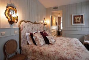 布鲁日伯尼非斯住宿加早餐高级宾馆的一间卧室配有一张带枕头的大床