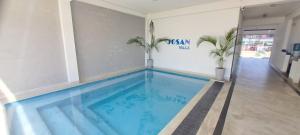 哈巴拉杜瓦Josan Villa with a Glorious Beach and Sea View的一个带游泳池的房间中的一个大型游泳池