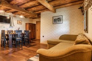奥托亚克Vineyard Cottages Skatlar - Happy Rentals的带沙发的客厅和用餐室