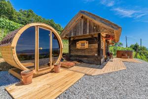 奥托亚克Vineyard Cottages Skatlar - Happy Rentals的大型木制小屋设有大窗户