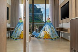 奥南海滩Holiday Inn Resort Krabi Ao Nang Beach, an IHG Hotel的儿童间,带儿童帐篷的房间