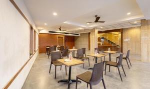 钦奈Treebo Trend Nestlay Rooms Gummidipoondi的餐厅里一排桌椅