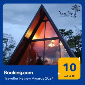 比加瓜Yarumo Lodge, Río Celeste Black Chalets的金三角形窗,透过窗户可以看到日落