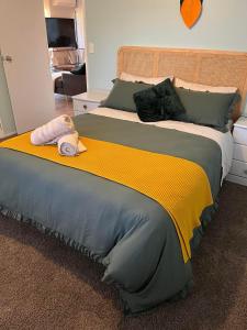 泰晤士Cozy corner的一张黄色灰色毯子的大床