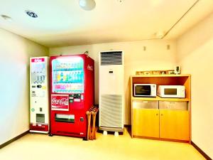 石垣岛Hotel Happy Holiday Ishigakijima - Vacation STAY 04127v的一间设有古柯咖啡机和微波炉的客房