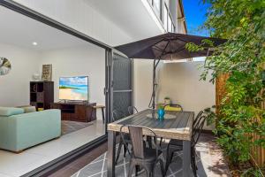 斯卡伯勒3-Bed Beach Haven with Patio, BBQ & Secure Parking的天井配有桌椅和沙发。