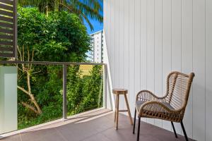 斯卡伯勒3-Bed Beach Haven with Patio, BBQ & Secure Parking的一张藤椅,坐在阳台上,配有桌子