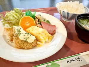 石垣岛Hotel Happy Holiday Ishigakijima - Vacation STAY 04136v的包括鸡蛋、肉类和蔬菜的早餐食品