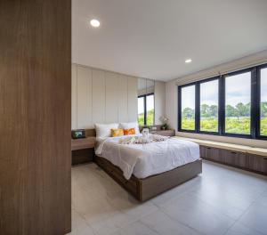 登巴萨Verdant Bali Sekar Sari的一间卧室设有一张大床和大窗户