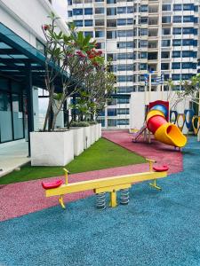 吉隆坡Reizz Residence By D'Amour的一个带长凳和滑梯的游乐场