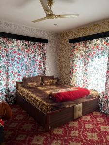 斯利那加Hotel Kashmir Heaven的一间壁纸客房内的大床卧室
