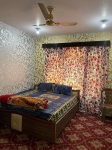 斯利那加Hotel Kashmir Heaven的一间卧室配有一张床,床上放着一只狗