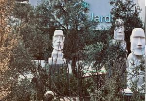 费特希耶Zai Jardin的两座大雕像,头顶在一座建筑前
