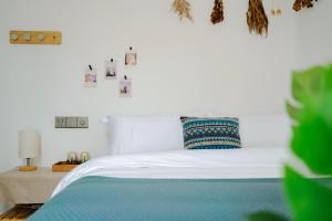 阳朔阳朔静苑客栈的卧室配有白色床和蓝色枕头