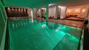 加尔米施-帕滕基兴莱茵酒店的一座别墅内的游泳池