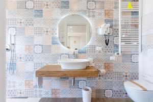 泰尔莫利Dimora EFFE - Eco B&B的一间带水槽和镜子的浴室