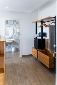 泰尔莫利Dimora EFFE - Eco B&B的配有木制梳妆台和镜子的客房