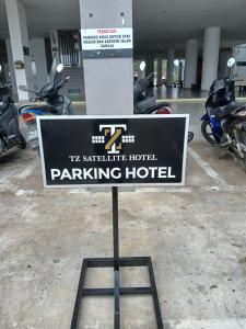 哥打巴鲁TZ SATELLITE HOTEL, Kota Bharu的停车场停车酒店的标志
