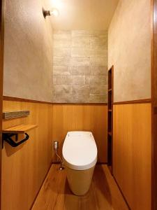 白马村Hakuba Pension & Log Hotel Meteor的一间位于客房内的白色卫生间的浴室