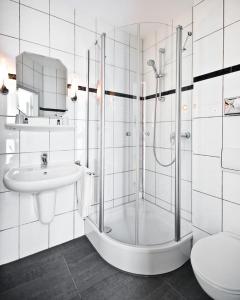鲁尔河畔米尔海姆Hotel am Oppspring的带淋浴、盥洗盆和卫生间的浴室