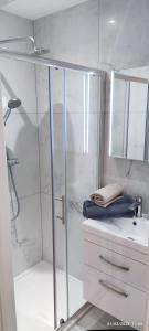 博勒姆伍德London gateway studio flat的带淋浴和盥洗盆的白色浴室