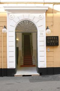 罗马里瑞科酒店的通往酒店入口的楼梯