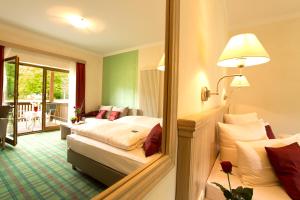 格里马Hotel Kloster Nimbschen 4 Sterne的酒店客房,设有两张床和镜子