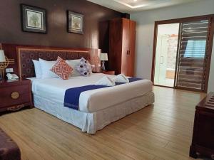 巴旺Marand Beach Resort的一间卧室,卧室内配有一张大床