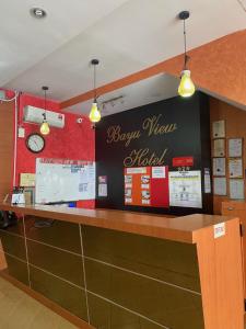 巴生Bayu View Hotel Klang的一间墙上挂着幸福新世界标志的餐厅