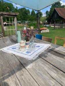 Oberndorf an der MelkGetreidekasten auf einer Lamafarm的一张桌子,上面有餐巾和杯子