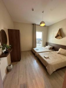 阿布扎比2 bedroom apartment Wabi Sabi in Yas的一间卧室设有两张床和大窗户