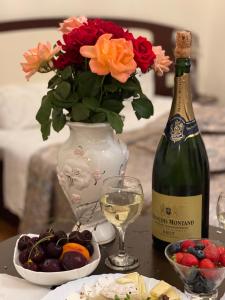 敖德萨Apartment nr. 8的一张桌子,上面放着一瓶葡萄酒和花瓶