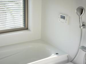 五岛Goto - House - Vacation STAY 66191v的白色的浴室设有窗户和卫生间。