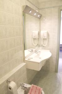 拉齐塞Hotel Casablanca的白色的浴室设有水槽和镜子