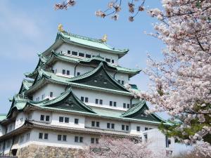 名古屋名古屋格雷斯登饭店的一座日本城堡,前面有樱花树