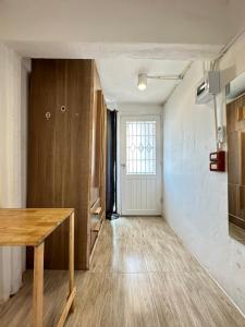 曼谷Chubby 9 Room 7的厨房配有木桌和门