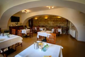 伊钦尤卡拉乐酒店的一间带桌椅和石墙的餐厅